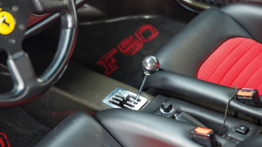 Детали интерьера Ferrari F50 owned by Mike Tyson 1995 года  (фото 27 из 33)